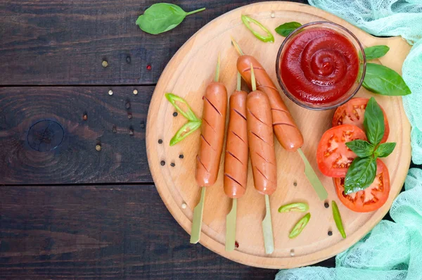 Sosis şiş ketçap ve taze domates üzerinde