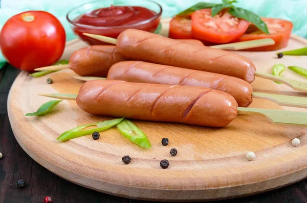 Sosis şiş ketçap ve taze domates üzerinde