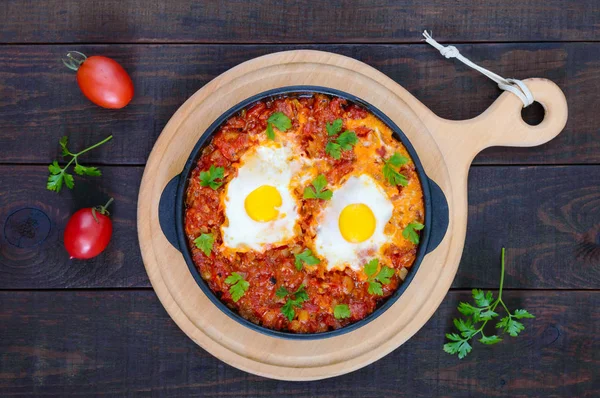 Shakshuka - блюдо з яйця, смажена соусом з помідорів, гострий перець, цибуля і приправи. — стокове фото