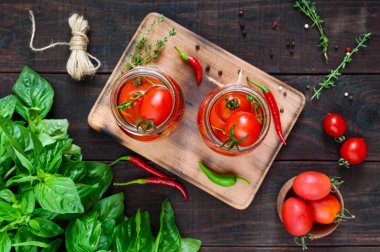 Bir cam kavanoza ekşi domates 