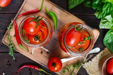 Bir cam kavanoza ekşi domates 