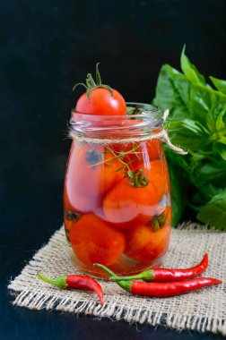 Bir cam kavanoza ekşi domates 