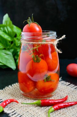 Bir cam kavanoza ekşi domates 