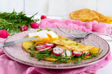 Yararlı Fransız Kahvaltı: turp salatası ve roka, yumurta haşlanmış üzerinde ince bir krep 