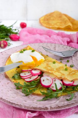 Yararlı Fransız Kahvaltı: turp salatası ve roka, yumurta haşlanmış üzerinde ince bir krep 