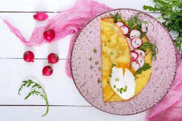 Yararlı Fransız Kahvaltı: turp salatası ve roka, yumurta haşlanmış üzerinde ince bir krep 