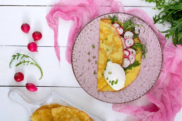 Yararlı Fransız Kahvaltı: turp salatası ve roka, yumurta haşlanmış üzerinde ince bir krep 