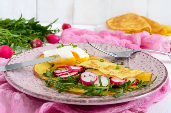 Yararlı Fransız Kahvaltı: turp salatası ve roka, yumurta haşlanmış üzerinde ince bir krep 