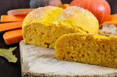 Bir kesim bir ahşap stand içinde kabak ekmek.