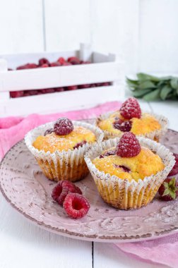 Lezzetli lor çörekler taze ahududu ile dekore edilmiş ile pudra şekeri 