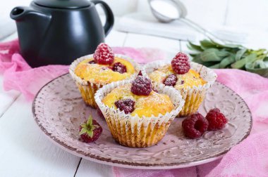 Lezzetli taze pişmiş kek ahududu ile dekore edilmiş ile pudra şekeri