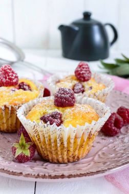 Lezzetli taze pişmiş kek ahududu ile dekore edilmiş ile pudra şekeri