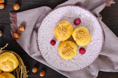 Lezzetli bir seramik tabak karamel fındık kremalı profiterol 