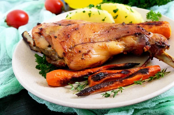 Kaki kelinci goreng, hiasan kentang rebus, wortel panggang — Stok Foto