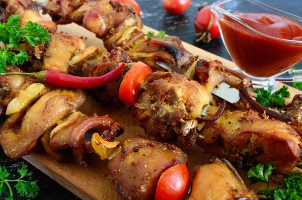 Tavşan eti şiş üzerinde. Diyet şiş kebap 