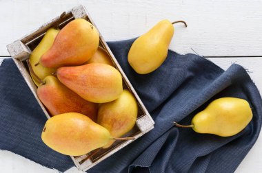 Rustik ahşap meyve kutusunda büyük sulu sarı armut 