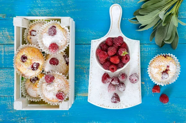 Gâteaux caillés (muffins) aux framboises, décorés de sucre en poudre — Photo