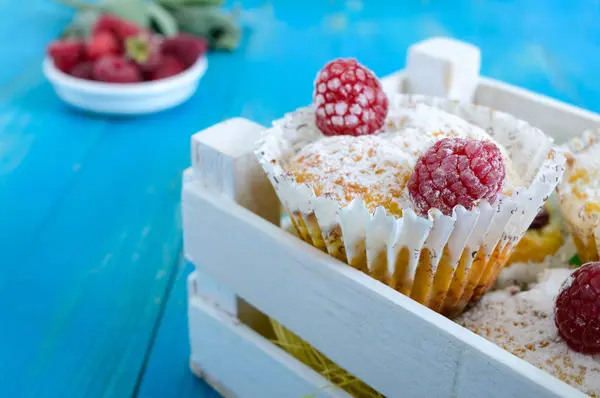 Bolos de coalhada (muffins) com framboesas, decorados com açúcar em pó . — Fotografia de Stock