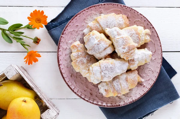 Huisgemaakte croissants met jam van fruit, gedecoreerd met poedersuiker — Stockfoto