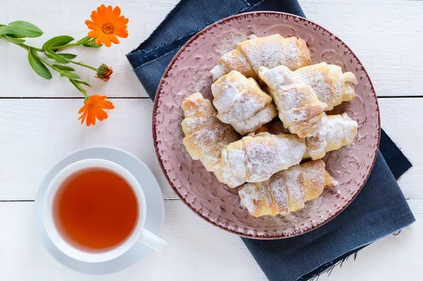 Házi készítésű croissant, gyümölcs lekvárral, porcukorral díszített — Stock Fotó