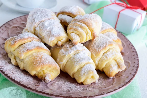 Hausgemachte Croissants mit Fruchtmarmelade, verziert mit Puderzucker — Stockfoto