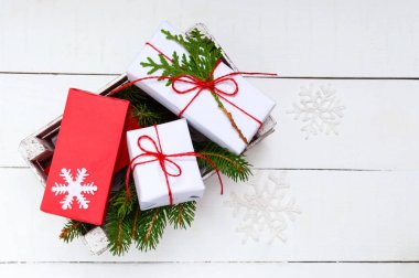 Yeni yıl, yılbaşı Tema. Yeşil dallar, hediye kutuları Beyaz ahşap zemin üzerinde. Kutlama arka plan.