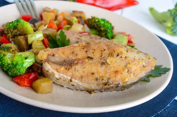 Bifes de peixe picante frito, servido com uma salada de legumes quente — Fotografia de Stock