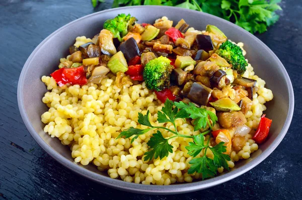 Plato vegano dietético ligero y saludable: cuscús y verduras — Foto de Stock