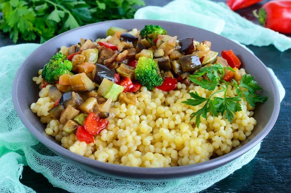 Plato vegano dietético ligero y saludable: cuscús y verduras — Foto de Stock