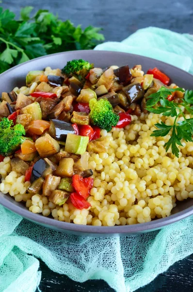 Leichtes, gesundes veganes Gericht: Couscous und Gemüse — Stockfoto