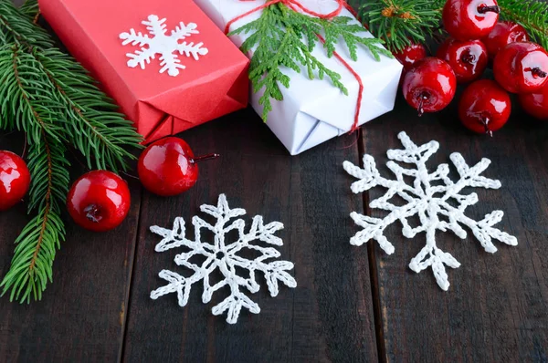 Neujahrs-, Weihnachtsthema. Geschenkboxen, grüne Fichtenzweige, Beeren — Stockfoto