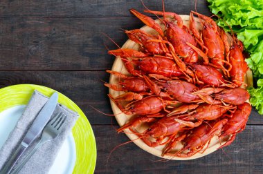 Karanlık tablo üst görünüm üzerinde bir yuvarlak ahşap tepsi lezzetli haşlanmış kerevides yığını. 