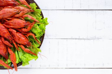 Bir seramik tabak haşlanmış kerevides büyük bir yığın