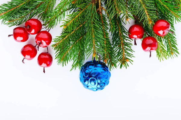 Rami di abete rosso verde decorati con palline, bacche su sfondo bianco. Capodanno, arredamento natalizio. Tema festivo. Biglietto d'auguri . — Foto Stock