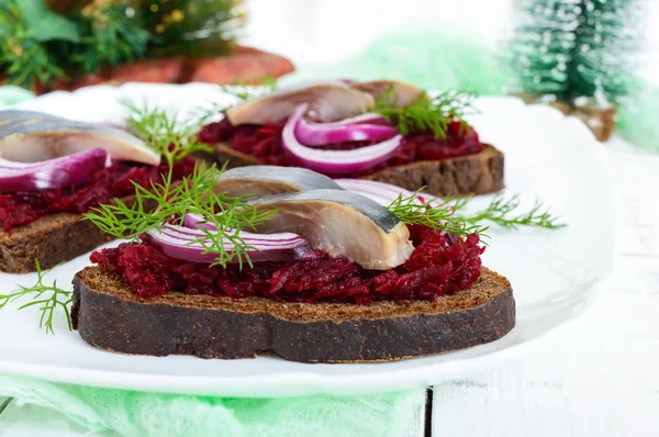 Dietetyczne Kanapki Śledzia Gotowane Buraki Cebula Czerwona Chleb Żytni Białym — Zdjęcie stockowe