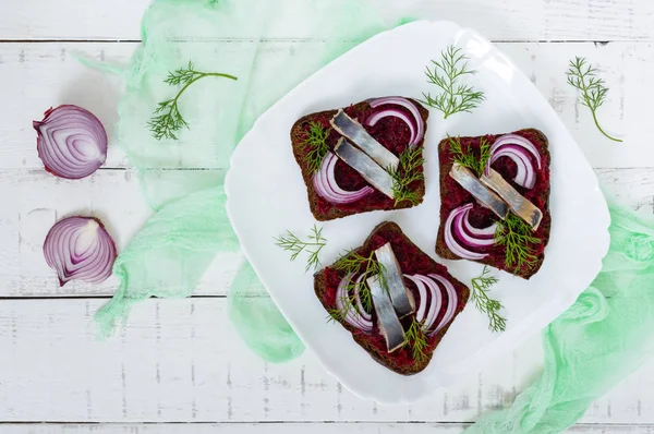 Dietary Smörgåsar Med Sill Kokt Rödbetor Röd Lök Rågbröd Vit — Stockfoto