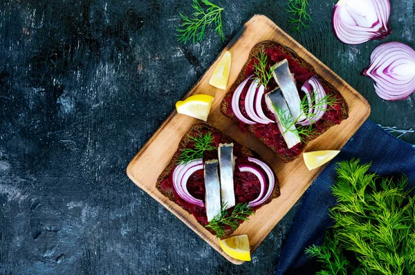 Diätsandwiches Mit Rüben Gesalzenen Heringsscheiben Und Roten Zwiebeln Auf Roggenbrot — Stockfoto