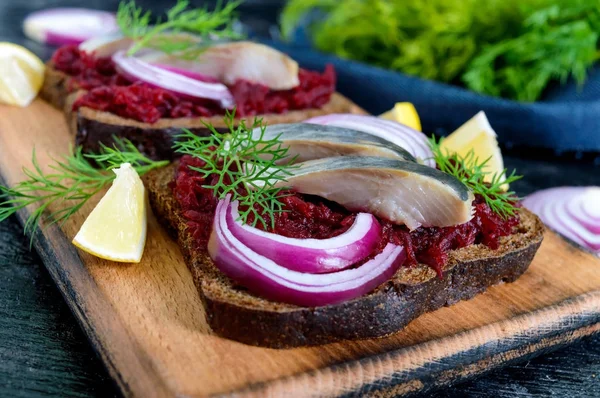 Dietetyczne Kanapki Buraków Plastry Solonego Śledzia Czerwonej Cebuli Chleb Żytni — Zdjęcie stockowe