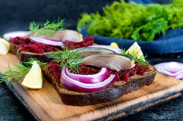 Dietetyczne Kanapki Buraków Plastry Solonego Śledzia Czerwonej Cebuli Chleb Żytni — Zdjęcie stockowe