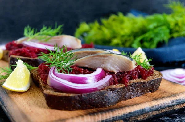 Dietní Sendviče Řepou Plátky Solené Sledě Červenou Cibulí Žitným Chlebem — Stock fotografie