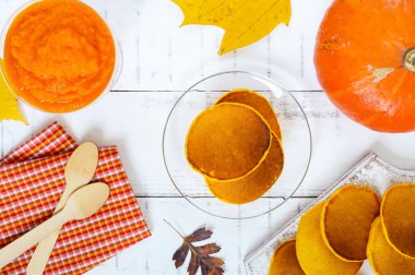 Güzel kokulu altın kabak krep ve Beyaz ahşap zemin üzerinde kabak püresi. Üstten Görünüm. Amerikan geleneksel çanak.