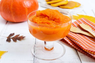 Beyaz ahşap zemin üzerinde hassas diyet kabak püresi. Sağlıklı gıda. Doğru beslenme.