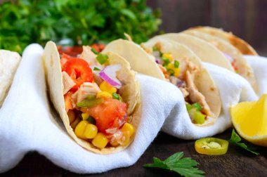 Meksika tacos et, Mısır, domates, tatlı biber, kırmızı soğan ile bir baharatlı domates buğday tortilla sos.