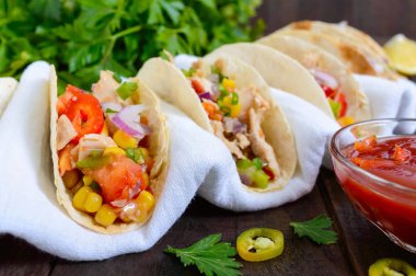 Meksika tacos et, Mısır, domates, tatlı biber, kırmızı soğan ile bir baharatlı domates buğday tortilla sos.