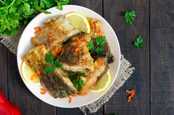 Trozos Carpa Asada Con Limón Verduras Plato Sobre Fondo Madera —  Fotos de Stock