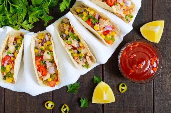 Taco Meksiko Dengan Daging Jagung Tomat Lada Manis Bawang Merah — Stok Foto