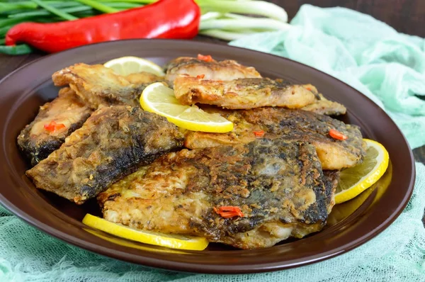 Trozos Pescado Frito Carpa Plato Cerámica Sobre Fondo Madera Oscura — Foto de Stock