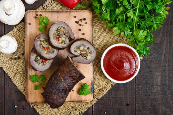 Hackbraten Mit Pilzen Paprika Und Tomatensauce Auf Dunklem Holzgrund Ansicht — Stockfoto