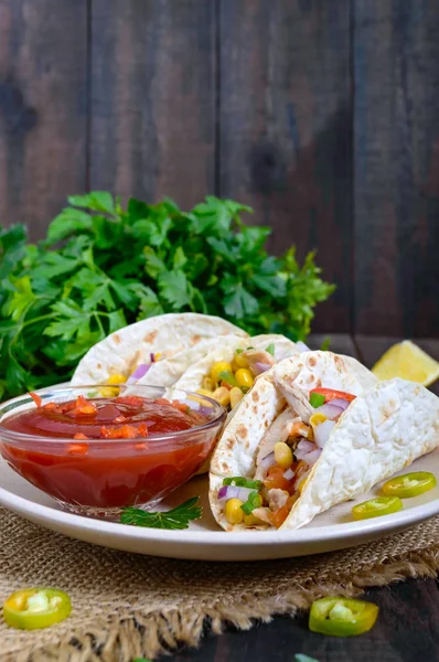 Tacos Tortilla Trigo Con Carne Verduras Verduras Maíz Con Salsa —  Fotos de Stock