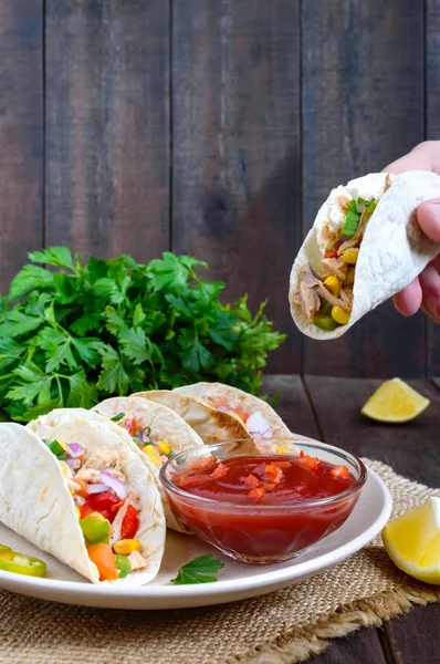 Taco Buğday Tortilla Sebze Yeşillik Domates Ile Mısır Ile Koyu — Stok fotoğraf